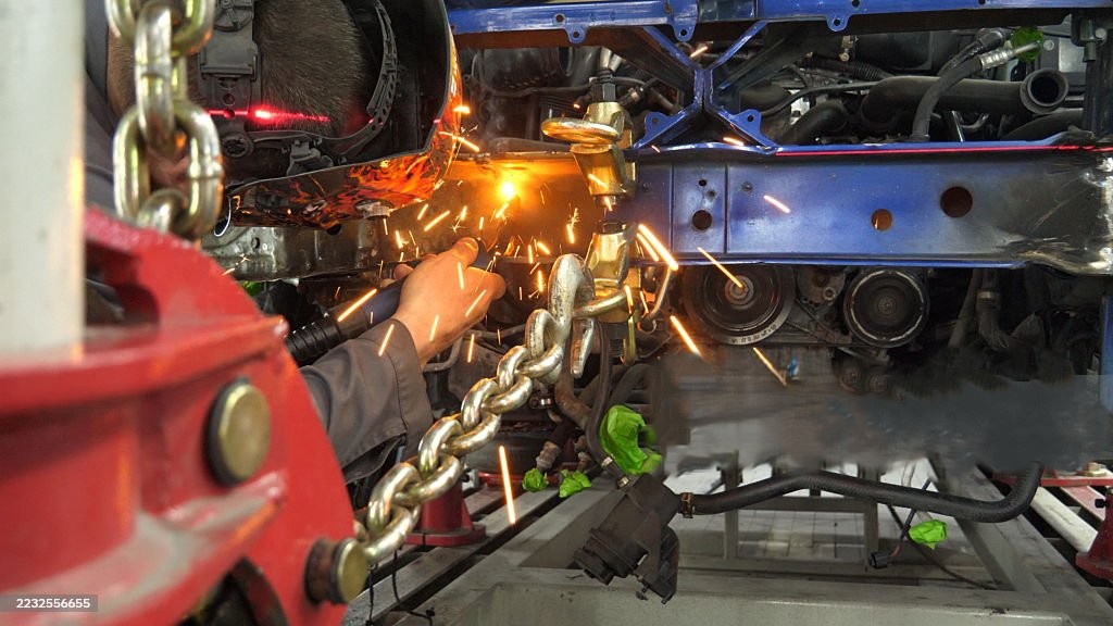 Redressement de chassis de véhicule lourdement accidenté