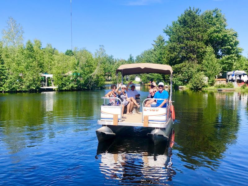 Ponton jusqua Vagabon Island.